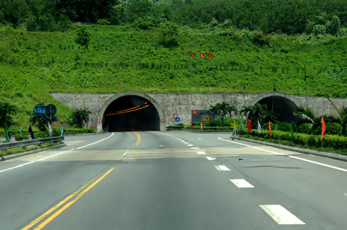 Hai Van tunnel in photos